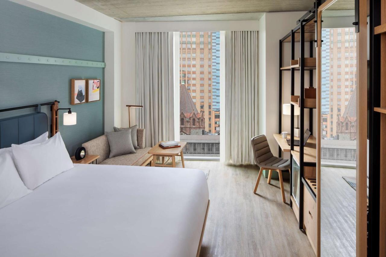 Habitación con cama extragrande y vistas a la ciudad