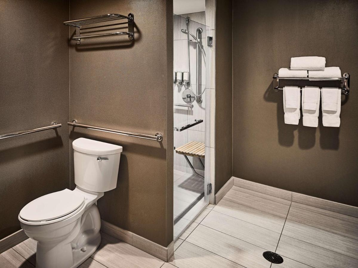 Deluxe Two Queens Mobility or Hearing Accessible Roll Shower