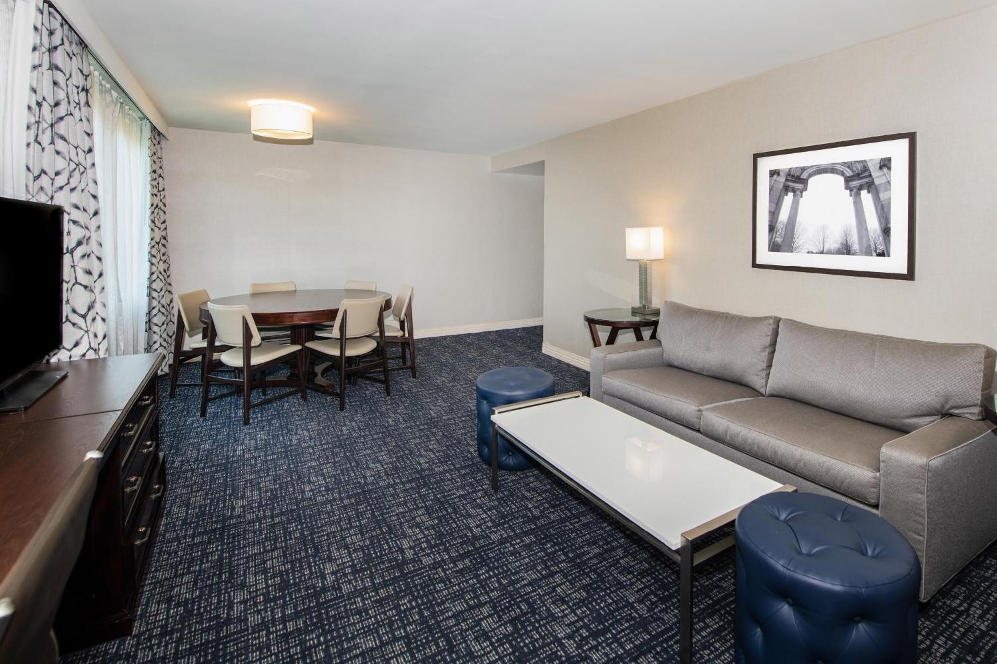 Deluxe King Suite